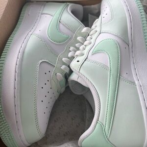 Nike Air Force 1 '07 in Barely Green and White
